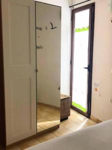 En eller flere senge i et værelse på Grottino Apartment Parco Velino Sirente