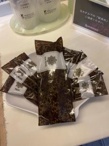 a star on a counter with some wrapping paper at リンドス in Okayama +69 photos