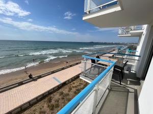 サン・ジル・クロワ・ド・ヴィにあるCap Sudのビーチを望むバルコニー