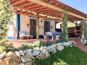 patio con pergolato in legno di Cottage with Pool,Gourmet BBQ,Wood Oven&Games Barn a Pontével