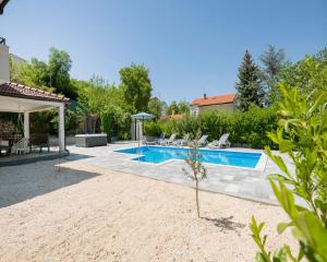 Bazén v ubytování Villa VinisTerra Family-Friendly with Pool,Jacuzzi nebo v jeho okolí