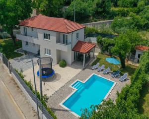 Bazén v ubytování Villa VinisTerra Family-Friendly with Pool,Jacuzzi nebo v jeho okolí
