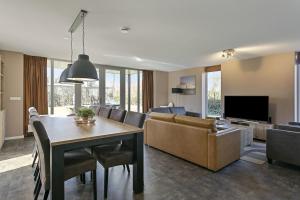 โทรทัศน์และ/หรือระบบความบันเทิงของ Oude Nieuwelandseweg 33A Ouddorp Villa IJsvogel met jacuzzi - NOT FOR COMPANIES