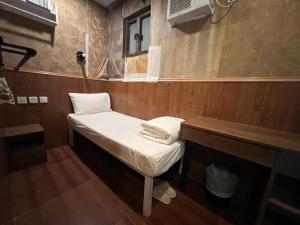En eller flere senger på et rom på Kowloon Hostel