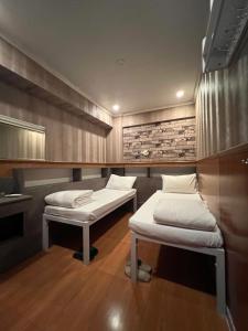 En eller flere senger på et rom på Kowloon Hostel