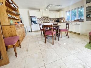 Η κουζίνα ή μικρή κουζίνα στο Wilbercote +19 φωτογραφίες