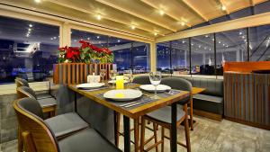 a dining room with a table and chairs and a window at Samir Deluxe Hotel in Istanbul