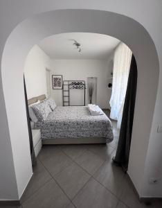 um quarto com uma cama em arco em Cuore di Parma em Parma mais 8 fotografias