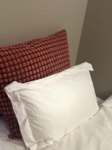 almohada blanca sobre la cama en e-hostel 心斎橋 403, en Osaka