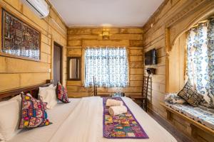 Postel nebo postele na pokoji v ubytování Relax Inn Jaisalmer
