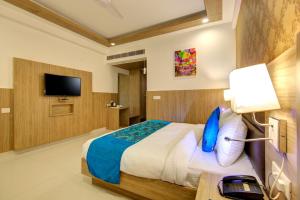 Postel nebo postele na pokoji v ubytování Hotel Elevate Suites Near Delhi Airport WITH- Free Airport Drop