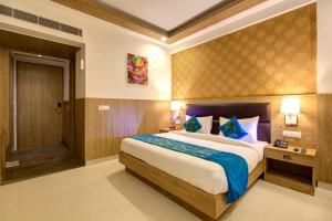 een slaapkamer met een groot bed in een kamer bij The Elevate Hotel Near Delhi Airport With- Free Airport PICKUP in New Delhi
