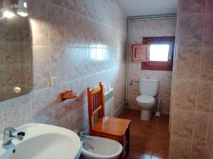 un bagno con lavandino e WC di El rincón de la abadia a Fuentes de Rubielos