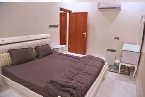 a bedroom with a large bed in a room at روضة طيبة السكنية شقة قريبة من الحرم in Al Madinah