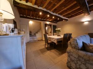 a kitchen and a dining room with a table and chairs at B&B La Bella Lucca in Lucca