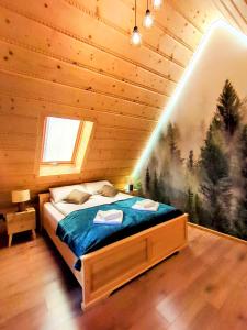 Ένα ή περισσότερα κρεβάτια σε δωμάτιο στο Domki Trzy Smreki