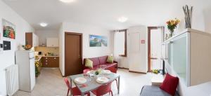 salon ze stołem i czerwonymi krzesłami w obiekcie Verona Class ApartHotel "Residenze del Cuore" w Weronie