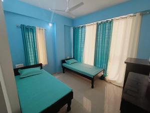 Postel nebo postele na pokoji v ubytování fully furnished PG in vadodara