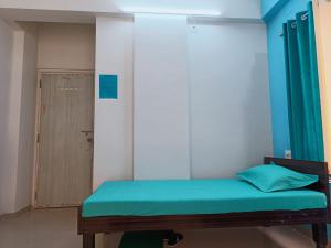 Postel nebo postele na pokoji v ubytování fully furnished PG in vadodara