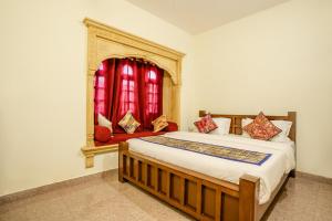 Postel nebo postele na pokoji v ubytování Relax Inn Jaisalmer