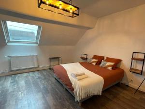 a bedroom with a large bed and a window at Les HIRONDELLES CHAMBRES HOTES 10 PERSONNES in Festubert
