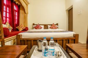 Postel nebo postele na pokoji v ubytování Relax Inn Jaisalmer