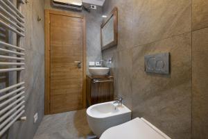 ein Badezimmer mit Toilette und Waschbecken in der Unterkunft Chalet Diamond - AffittiPontediLegno in Ponte di Legno