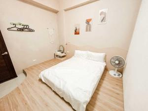 Uma cama ou camas num quarto em 澎湖樂在綺中民宿 第580號