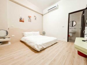 Uma cama ou camas num quarto em 澎湖樂在綺中民宿 第580號