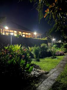 Um jardim no exterior de Manigelang Villa