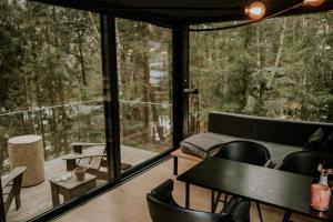 Una habitación con un sofá, una mesa y sillas. en Laagen, en Steinsholt 34 fotos más