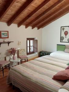 a bedroom with two beds and a window at Las Gallinas de María in San Miguel de Aras