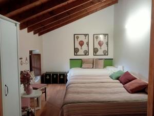 a bedroom with two beds in a room at Las Gallinas de María in San Miguel de Aras