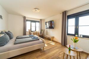 a bedroom with a bed and a living room at Ferienwohnung Haus am Seeufer Steuerbord in Waren