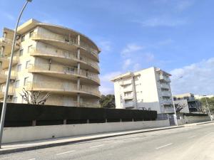 an apartment building on the side of a street at Sombrero in Miami Platja
