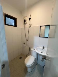 ein Badezimmer mit Toilette und Waschbecken in der Unterkunft Apt 5 - Christmark Pension in El Nido