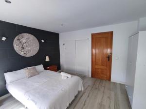 A bed or beds in a room at Townhouse with bbq and pools - Costa Hispania