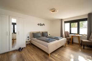 a living room with a couch and a table at Ferienwohnung Haus am Seeufer Steuerbord in Waren