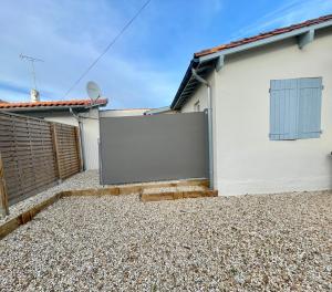 a large screen on the side of a house at Maisonnette de l'Aiguillon in Arcachon +2 photos
