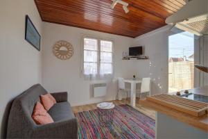 a living room with a couch and a table at Maisonnette de l'Aiguillon in Arcachon