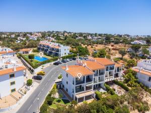 eine Luftaufnahme eines Gebäudes und einer Straße in der Unterkunft Colina Verde G - Charming 1-Bedroom Townhouse in Carvoeiro