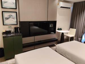 Televisyen dan/atau pusat hiburan di Cha Chiangmai Luxury
