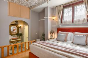 Posteľ alebo postele v izbe v ubytovaní Scorpios Mansion / Downtown Skala / Seaside + 28 fotografií
