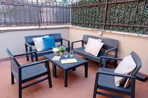 ローマにあるLa Terrazza di Christianのパティオに置かれた椅子とテーブルの集まり