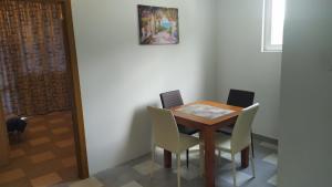 a dining room table with chairs and a picture on the wall at Stan Daria in Sutomore