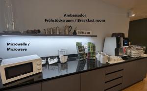Kuchyň nebo kuchyňský kout v ubytování Ambassador Self Check-in Hotel