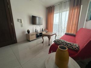 Телевизор и/или развлекательный центр в Cosy One-bedroom Penthouse