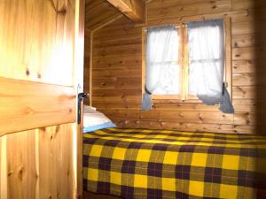 a bedroom with a bed in a wooden cabin at Chalet Tradizionale con bel giardino in Champoluc
