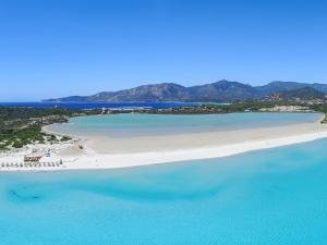an aerial view of a beach in the ocean at Casa vacanze zona mare in Quartu SantʼElena