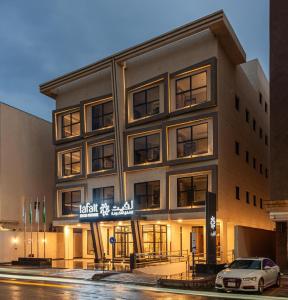 un edificio con un'auto parcheggiata di fronte di Lafait Hotel Serviced Apartments a Al Khobar Altre 21 foto